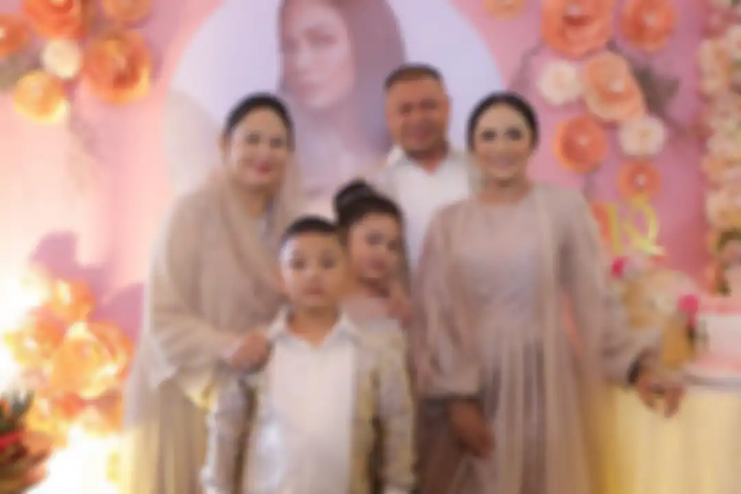 Pesta ulang tahun Krisdayanti yang didominasi dengan dekorasi warna krem