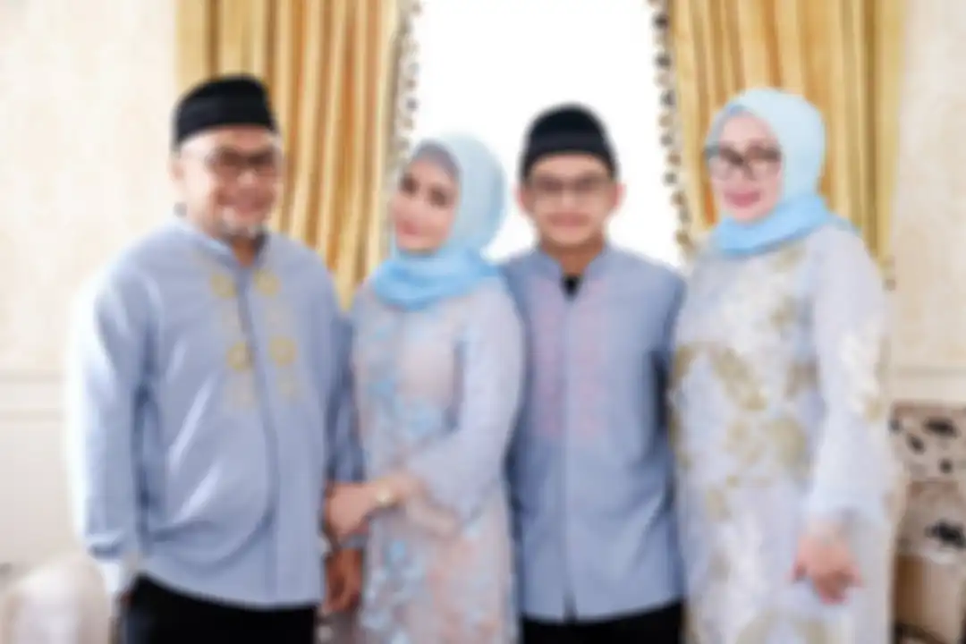 Raja Latuconsina, Prilly Latuconsina, bersama ayah dan ibu mereka