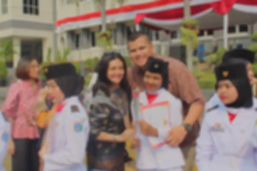 Bella Saphira dan anak sambungnya