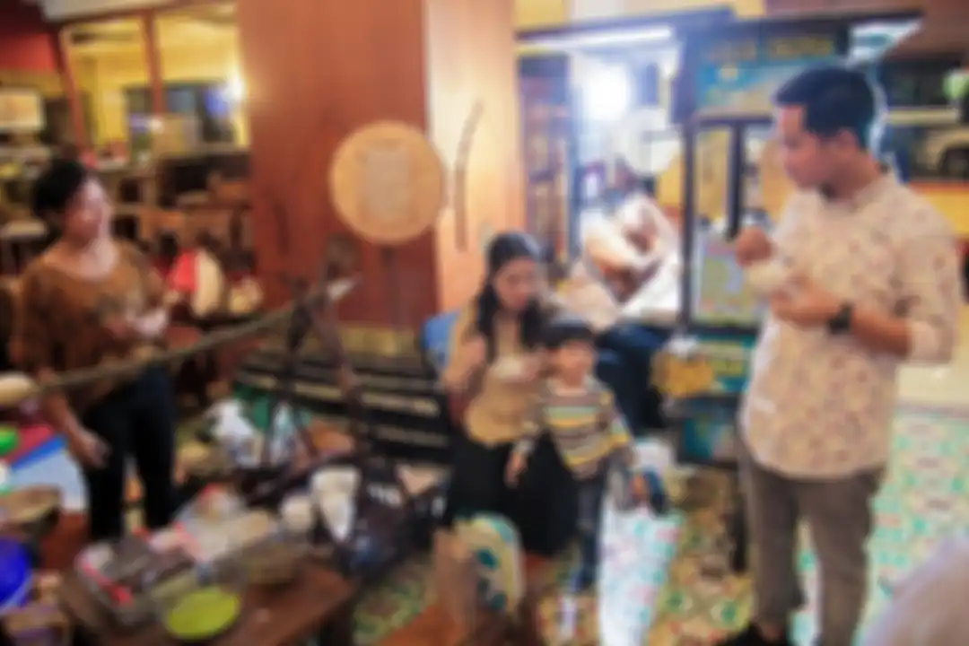 Tampilan sederhana Selvi Ananda saat pergi bareng Jan Ethes dan Gibran Rakabuming