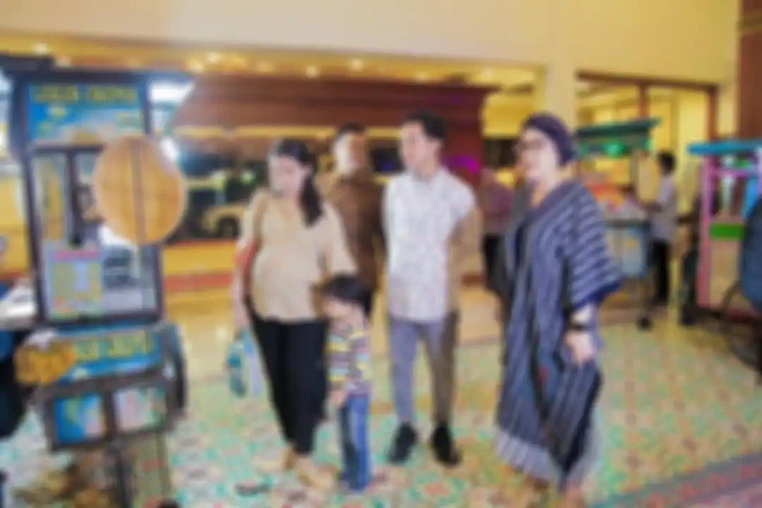 Jan Ethes berjalan bersama Selvi dan Gibran