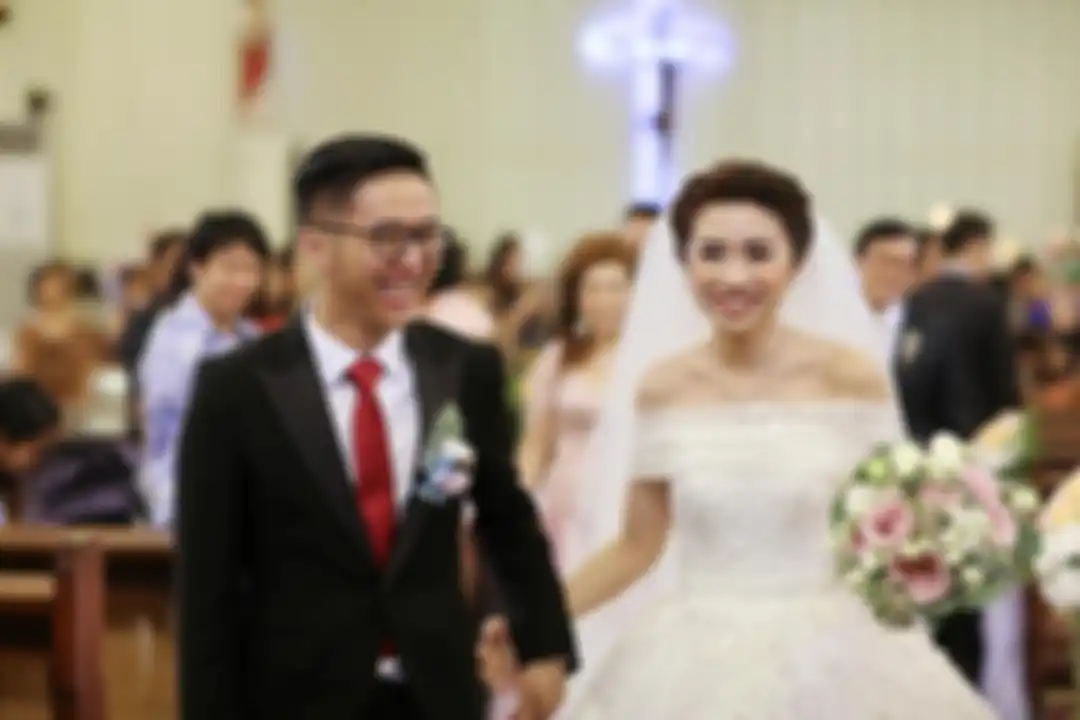 Hani tampak bahagia di hari pernikahannya