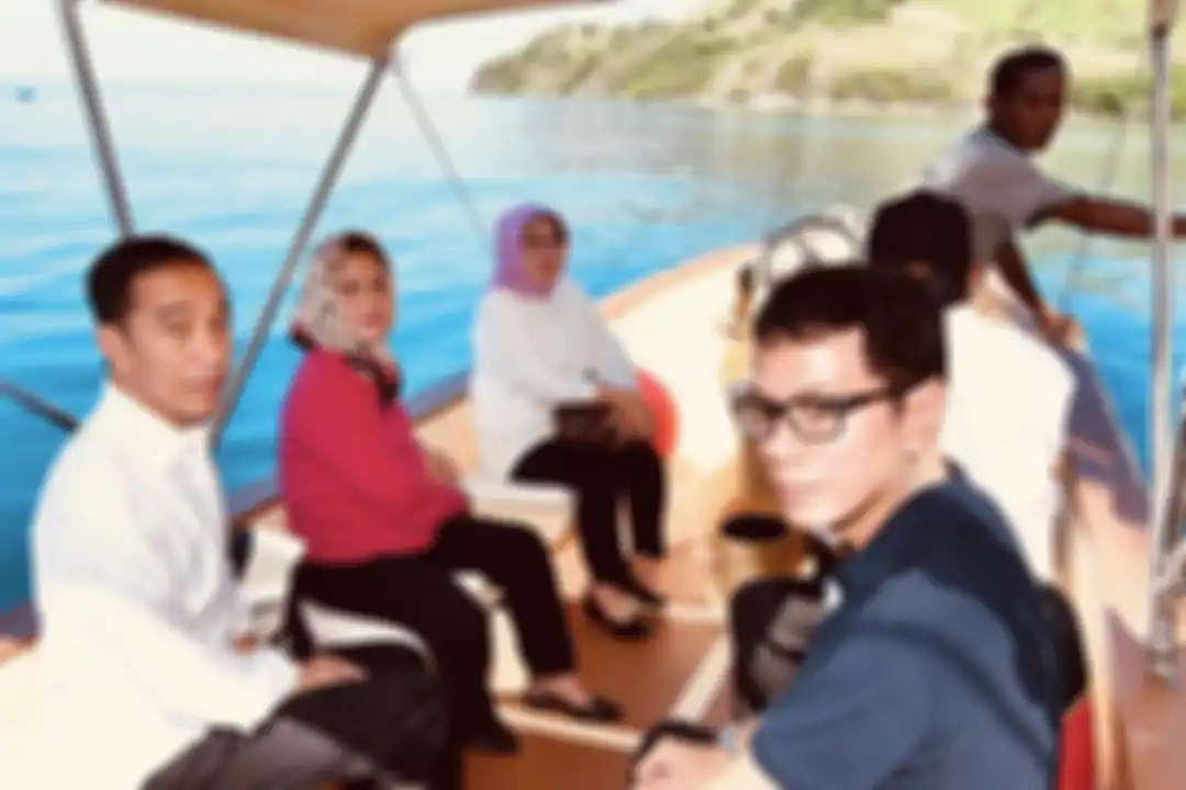 Penampilan Ibu Negara Iriana Jokowi dengan gaya kasual chic padukan kerudung saat berkunjung ke Labuan Bajo