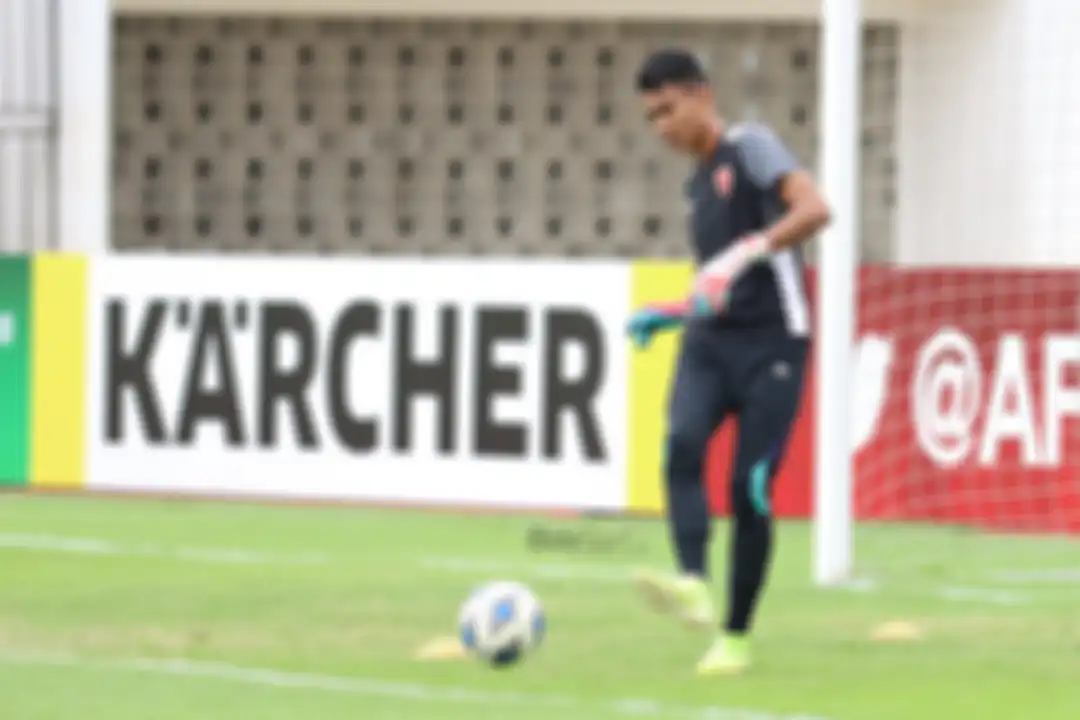 Kiper PSM Makassar, Hilman Syah, sedang latihan jelang laga AFC yang mempertemukan timnya dengan Kaya Futbol Club–Iloilo di Stadion Madya, Senayan, Jakarta Selatan (10/3/2020)
