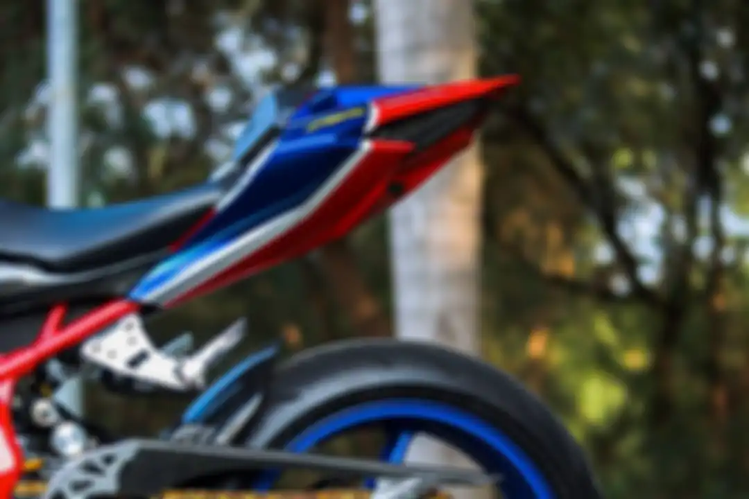 Bodi dipercayakan dengan decal stiker terinspirasi oleh Honda CBR1000RR.