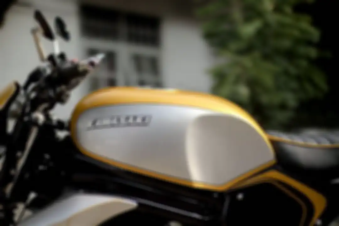 Modifikasi Kawasaki ER-6n scrambler, tangki custom besar dan kekar sesuai konsep.