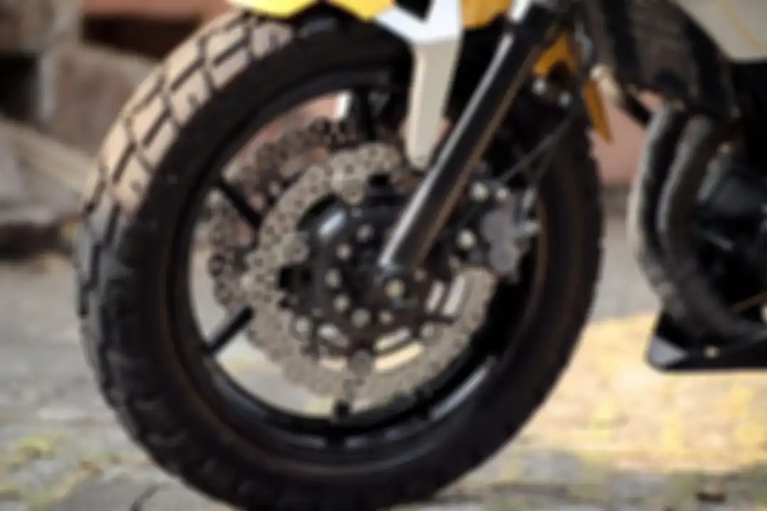 Modifikasi Kawasaki ER-6n scrambler, pelek standar dibalut ban Shinko E705 130/70-17 depan dan 160/60-17 belakang.