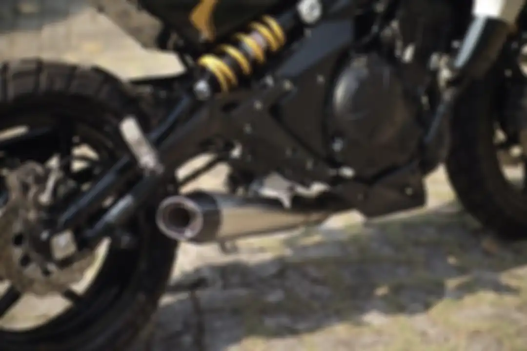 Modifikasi Kawasaki ER-6n scrambler, biar suaranya makin gahar dipasang knalpot custom model underbelly.