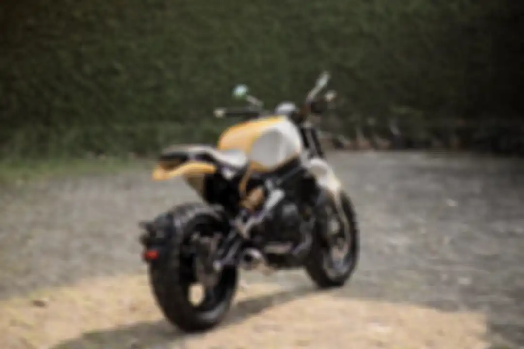 Modifikasi Kawasaki ER-6n scrambler, subframe tengah ke belakang dibuat agak miring mendekati ke flat, posisi monosok belakang tidak berada di tengah frame.