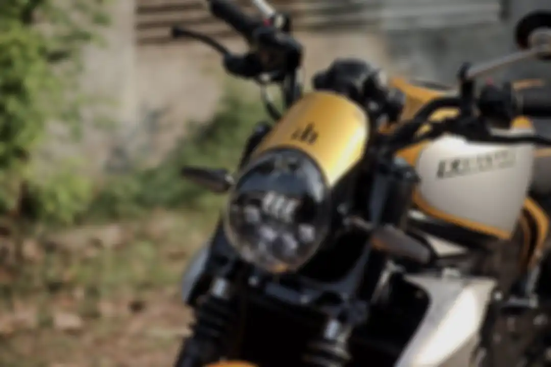 Modifikasi Kawasaki ER-6n scrambler, terpasang setang handmade, spion Highsider dan headlamp daymaker Vroad 5,75 inch