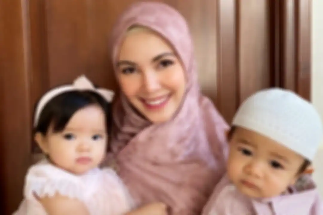 Ratna Galih bersama kedua anak kembarnya, Shaldy Ararya Sawkani dan Shelma Aisyah Sawkani.