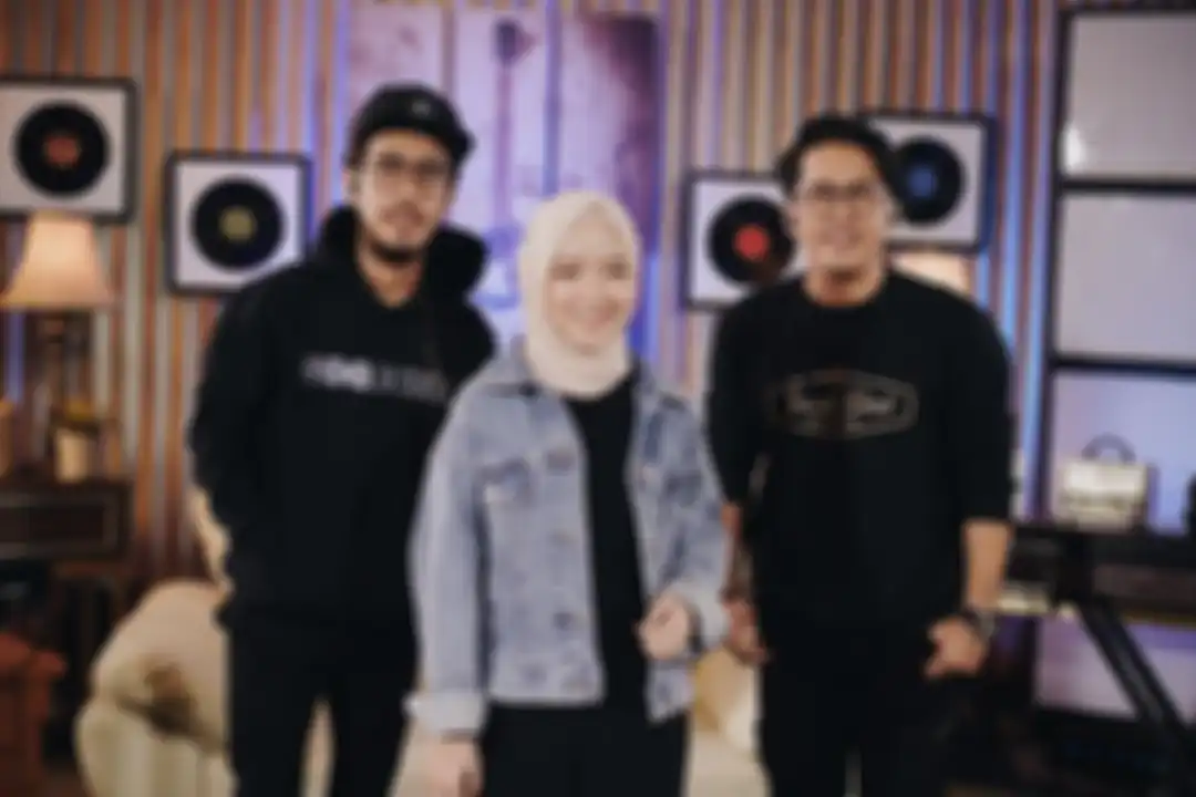 Fashion Nissa Sabyan kenakan outer hijab