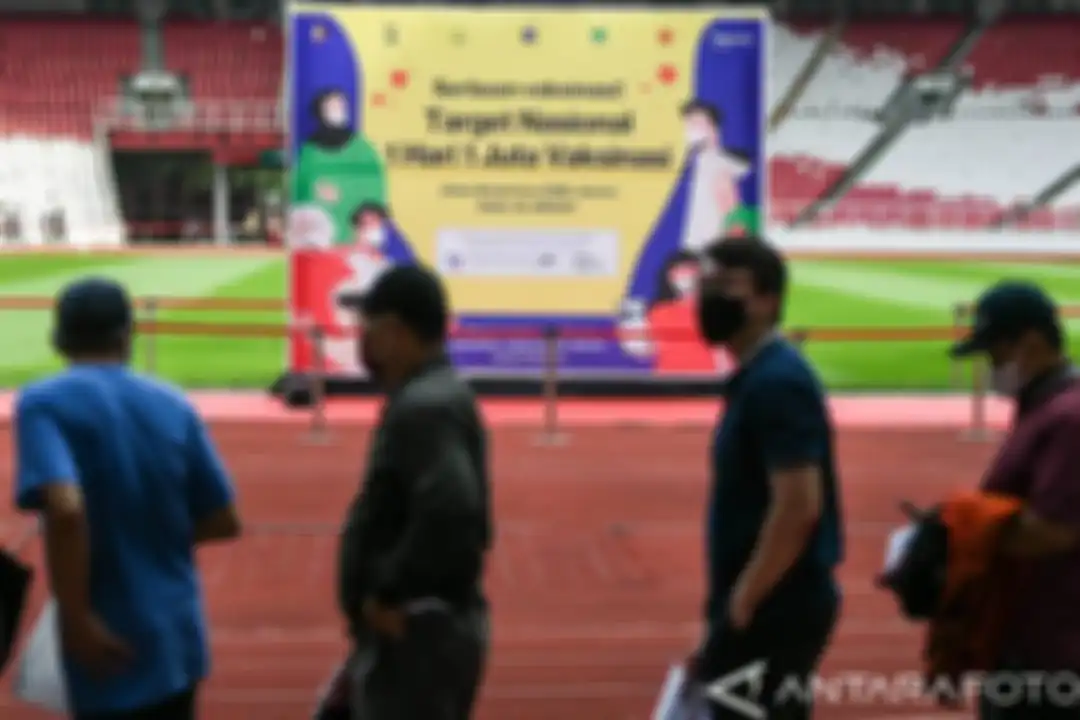 Warga mengantri untuk mengikuti vaksinasi COVID-19 massal di Stadion Utama Gelora Bung Karno, Senayan, Jakarta, Sabtu (26/6/2021).⁣ Lakukan 5 hal ini usai disuntik vaksin Covid-19.