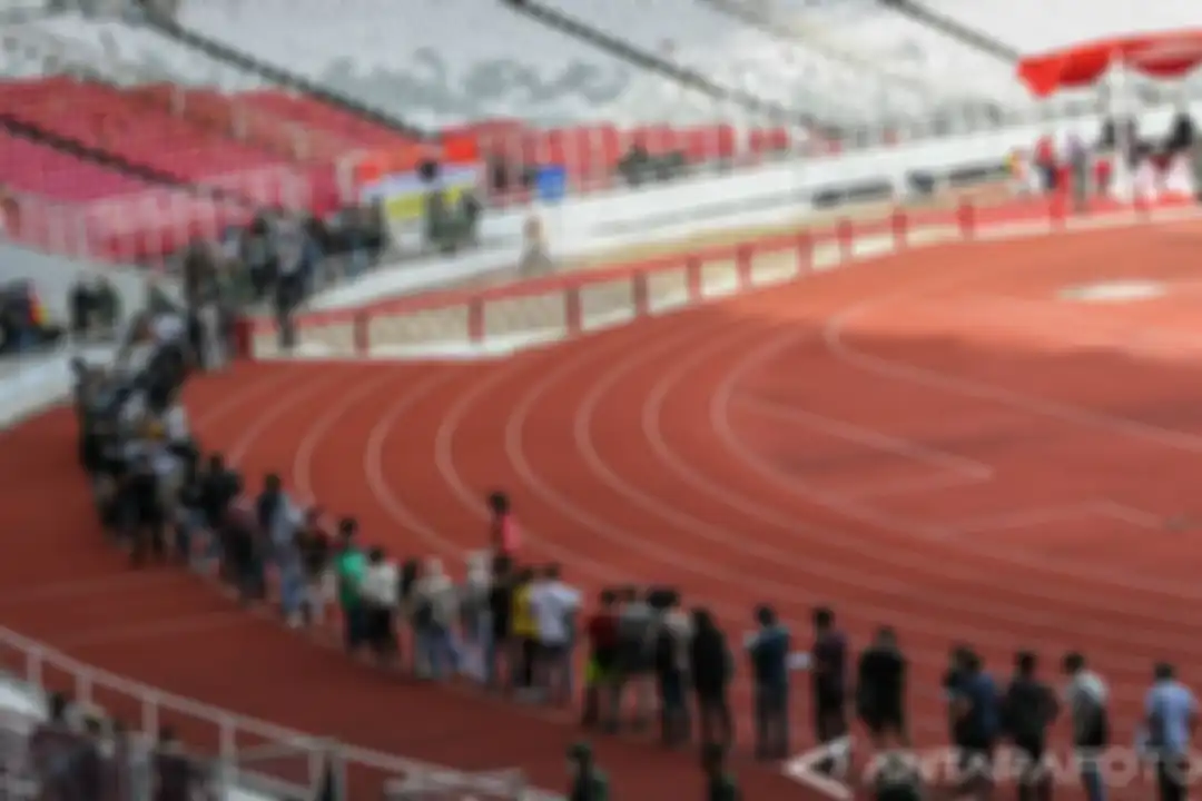Warga mengantri untuk mengikuti vaksinasi COVID-19 massal di Stadion Utama Gelora Bung Karno, Senayan