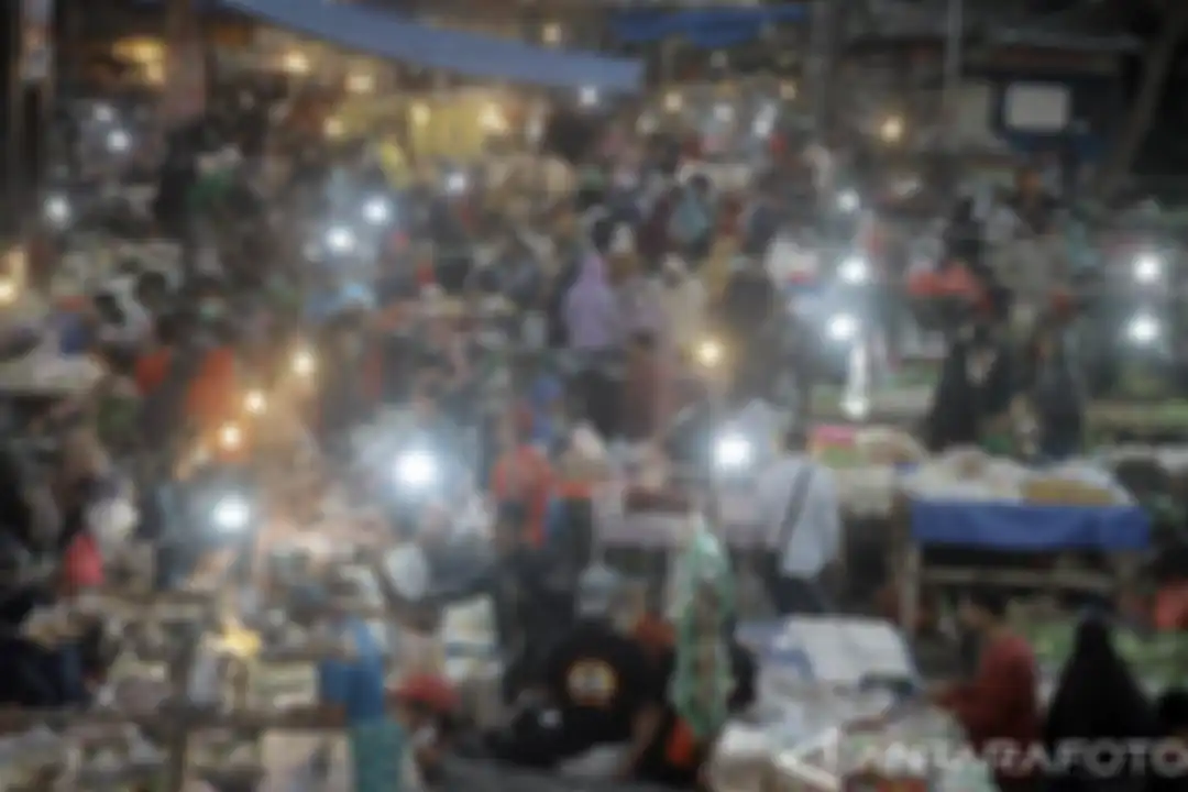 Pasar Cibinong di Kabupaten Bogor, Jawa Barat, dipadati pengunjung, Minggu (4/7/2021).⁣ Pasar tradisional itu tetap ramai meski PPKM Darurat membatasi jumlah pengunjung pasar maksimal 50 persen dari kapasitas.⁣