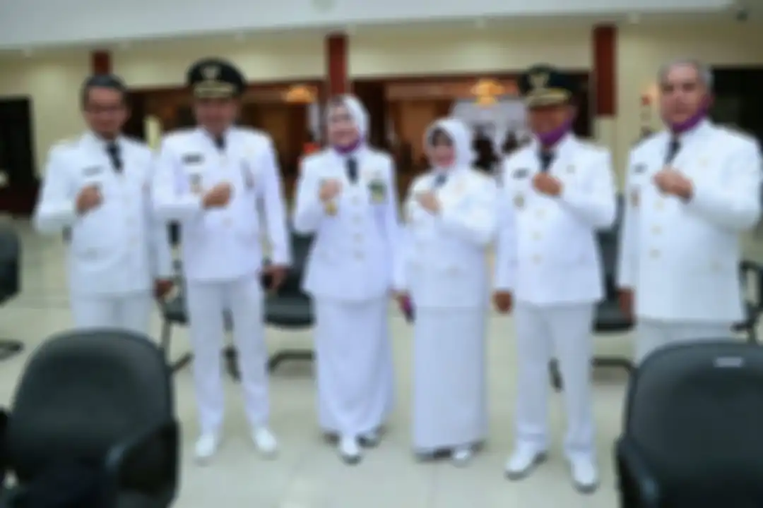 Wali Kota Tanjungpinang, Rahma buka suara soal foto yang menunjukkan dirinya duduk berduaan dengan seorang pria muda di atas kasur. 