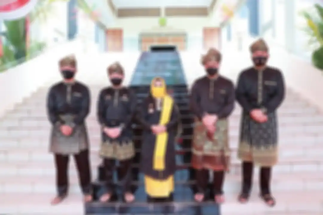 Wali Kota Tanjungpinang, Rahma buka suara soal foto yang menunjukkan dirinya duduk berduaan dengan seorang pria muda di atas kasur. 