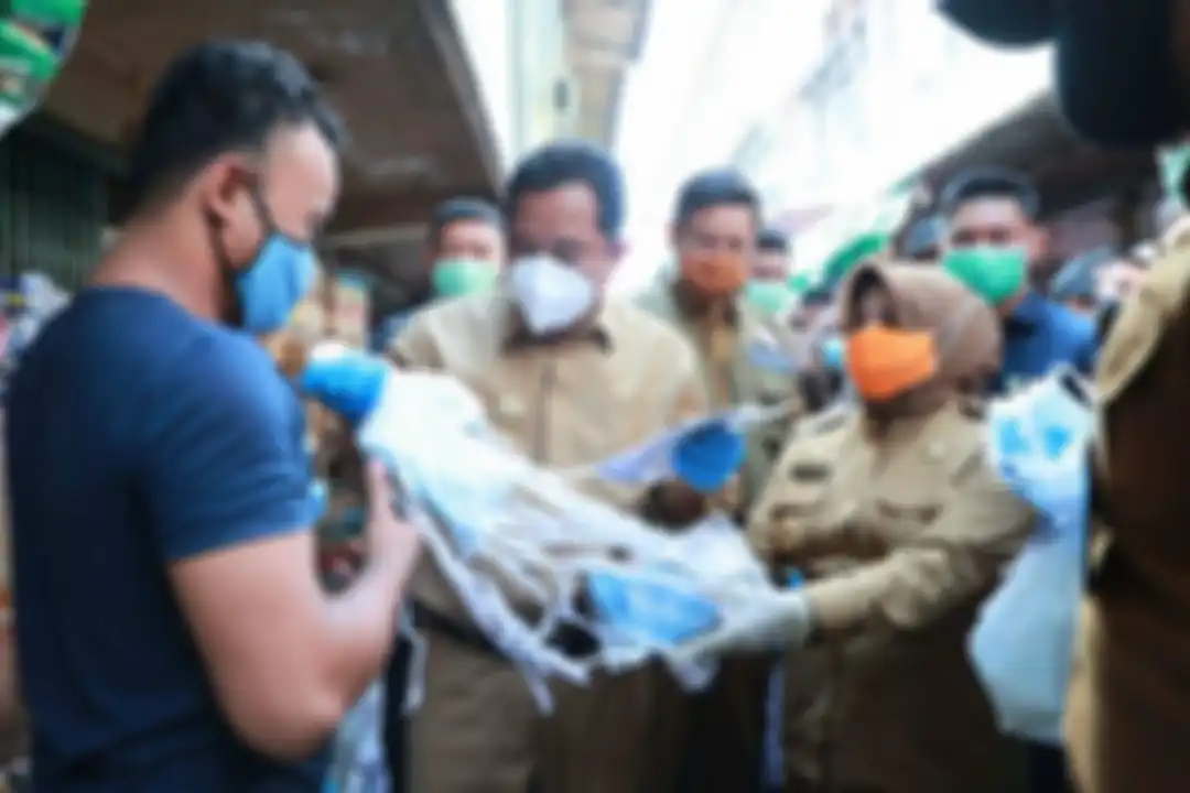 Wali Kota Tanjungpinang, Rahma saat memberikan bantuan. Sang pejabat pilih bungkam usai foto dirinya berduaan dengan seorang pria di kamar hotel viral.