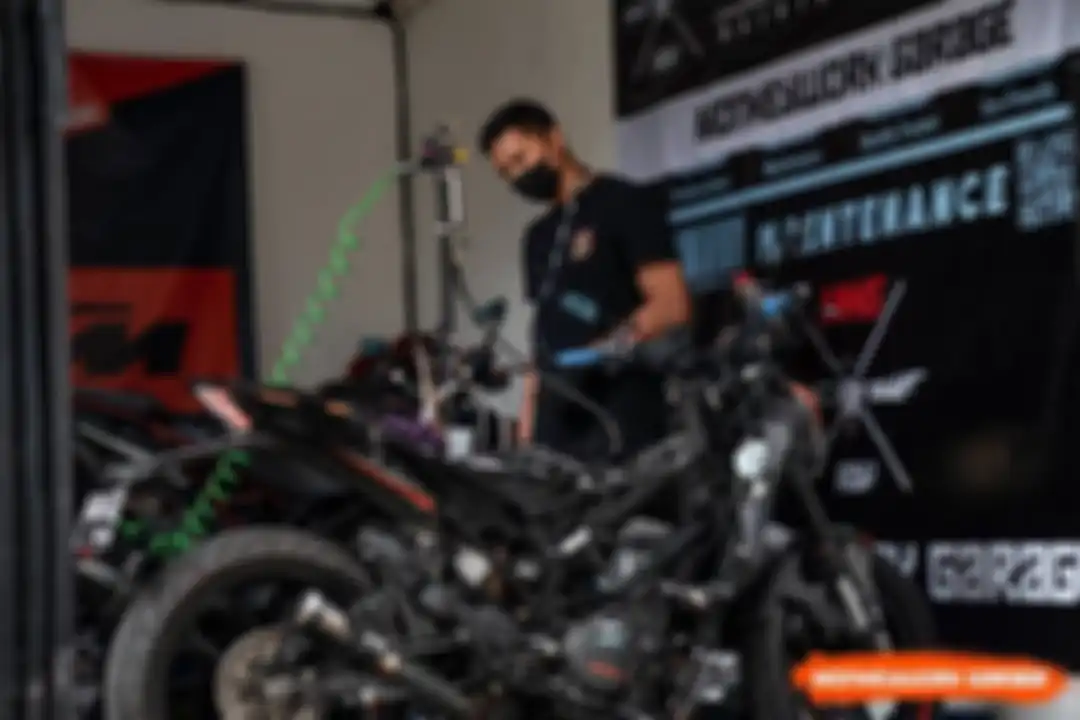 Herman, owner Monkeywork Garage, saat mengerjakan maintenance ke motor KTM milik customer setianya.