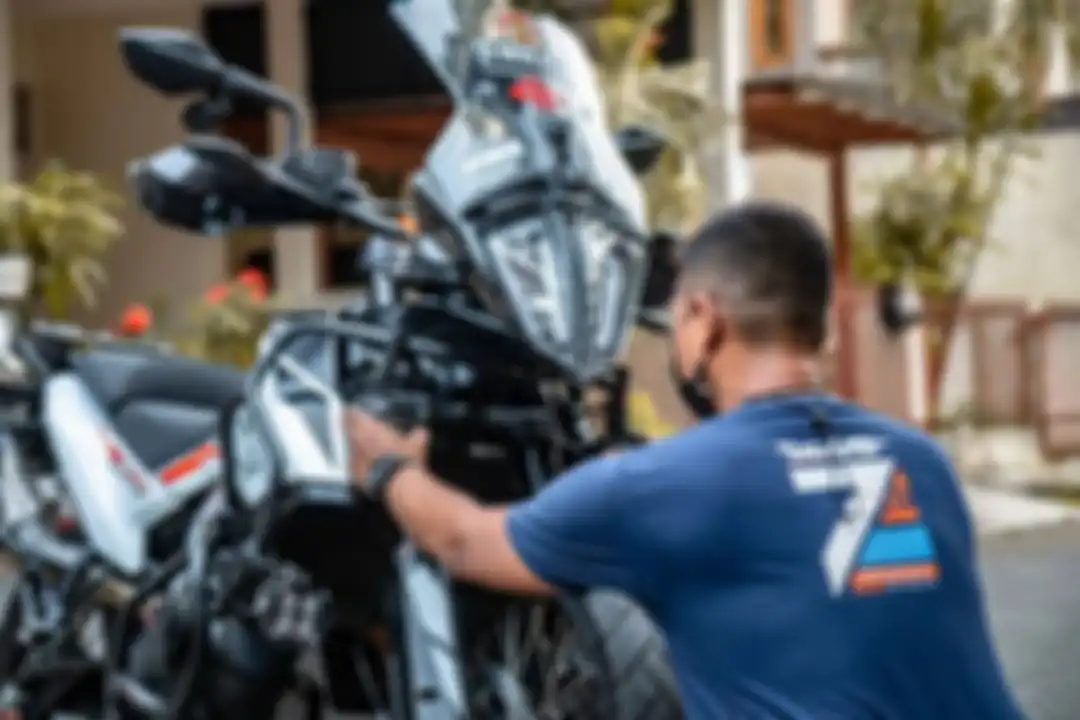 Herman, punggawa Monkeywork Garage saat mengerjakan motor KTM milik customernya.