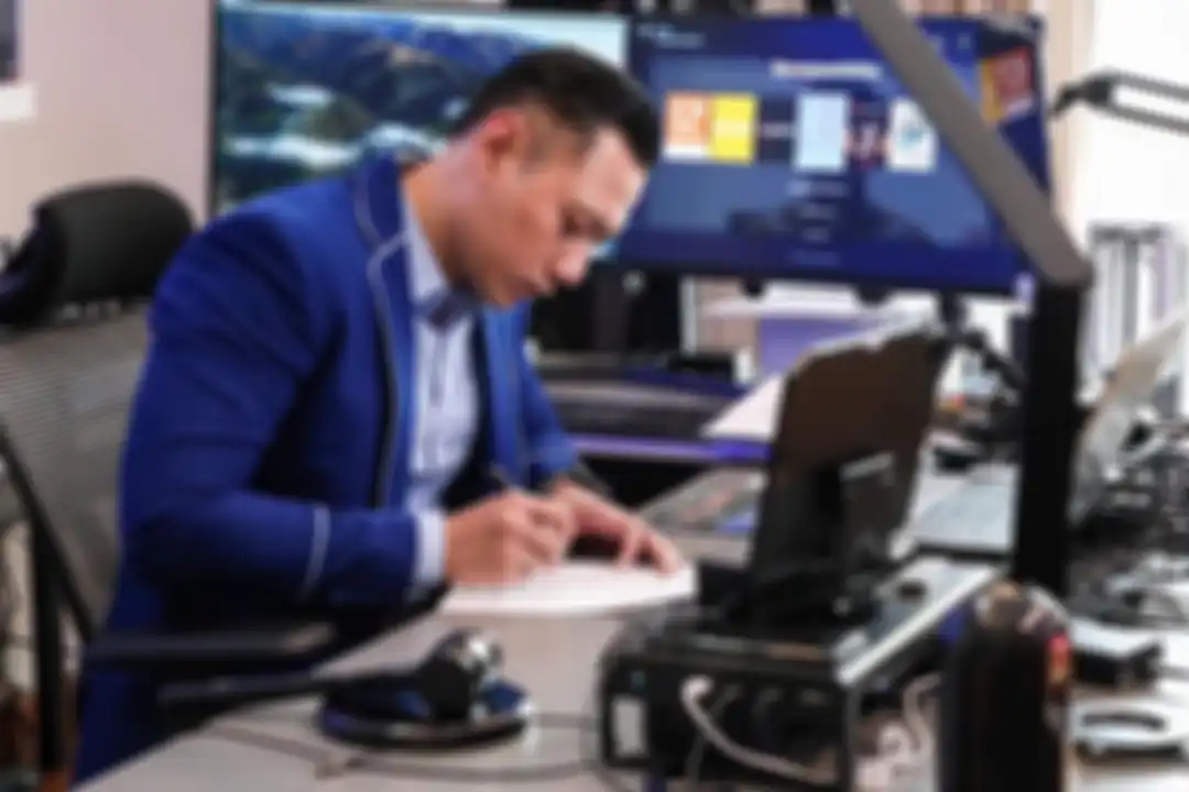 Setelah soal workstation canggihnya, AHY mengunggah foto sedang cukur rambut dengan jubah khusus berwarna hitam.