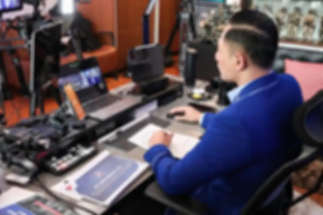 Setelah soal workstation canggihnya, AHY mengunggah foto sedang cukur rambut dengan jubah khusus berwarna hitam.