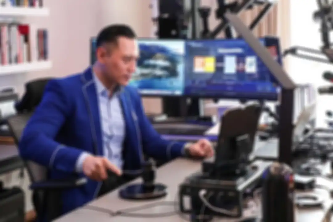 Setelah soal workstation canggihnya, AHY mengunggah foto sedang cukur rambut dengan jubah khusus berwarna hitam.