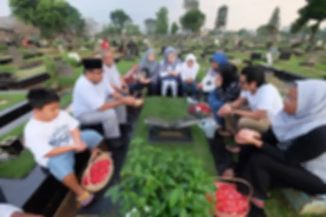 Foto Rano Karno berziarah kubur itu dibagikan di akun Instagram pribadinya. Netizen ramai-ramai mengomentari sikap Si Doel itu. 