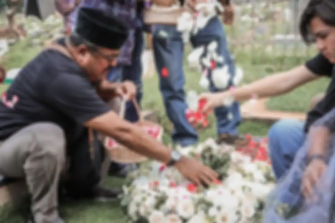 Idola Rano Karno, Benyamin Sueb mendadak roboh di tengah lapangan bola. Seniman Betawi ini menolak mentah-mentah jabatan dari Presiden.
