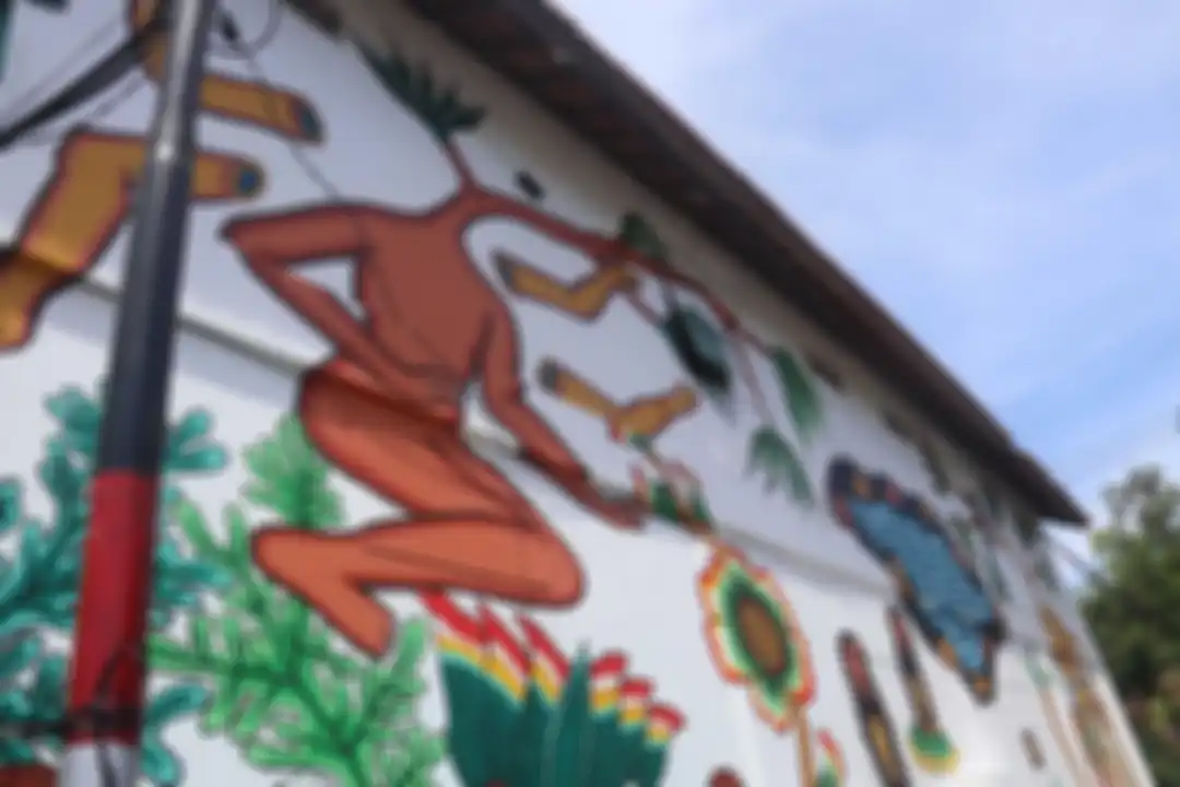 Lukisan mural di bangunan IKEA Bali karya seniman lokal. 