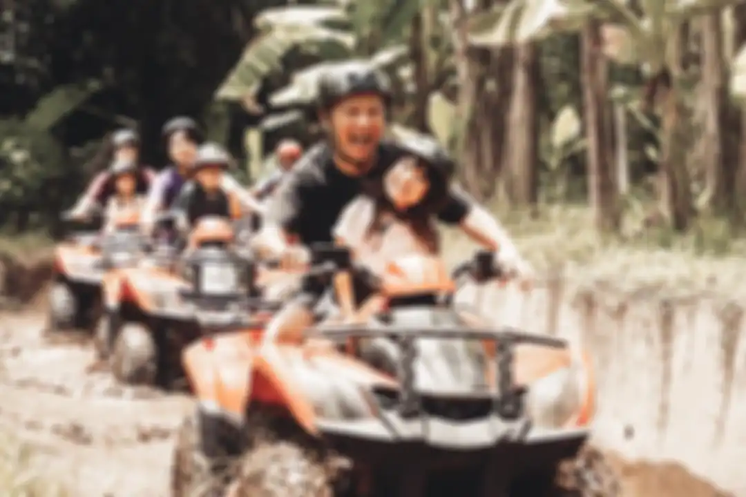 Senyum Gisel saat main bareng Gading Marten bikin curiga netizen. Gisel memastikan bahwa ia dan Gading tidak janjian ke Bali. 
