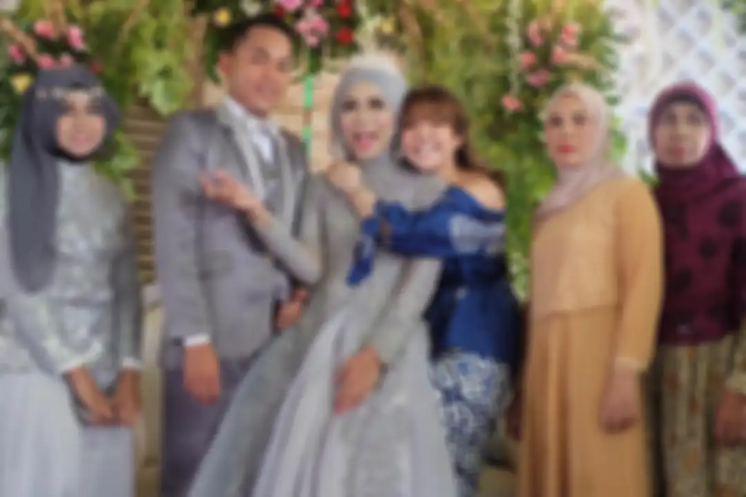 Gisel yang tanpa canggung menghibur tamu undangan di hajatan kampung bikin warga Tegal terkejut. Foto aksinya jadi sorotan.