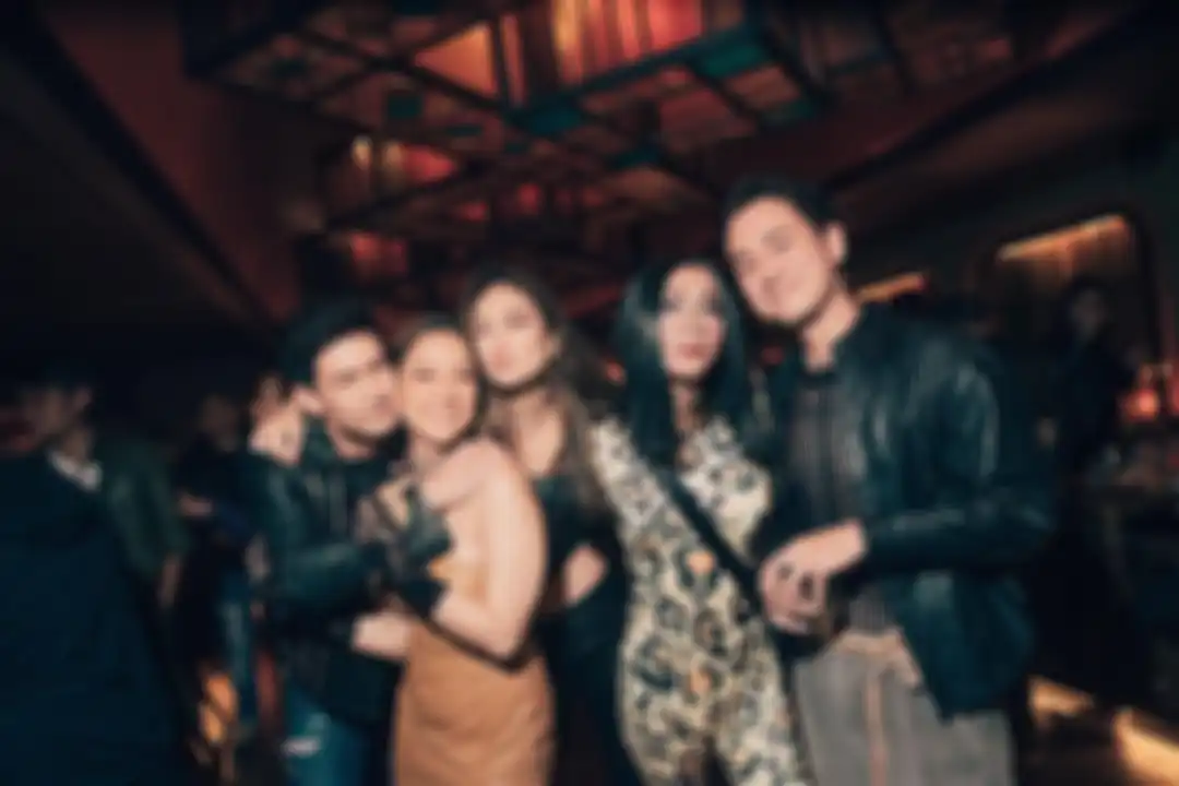 Luna Maya bikin heboh saat kepergok satu frame foto dengan Ariel Noah di pesta BCL. Aksinya sempat bikin heboh Camat Mampang. 