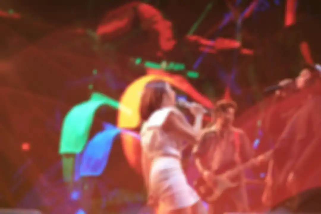Ini 6 foto Gisella Anastasia atau Gisel saat menyanyi bareng grup lawas Last Child di festival musik. Begini Gisel mulai dikenal.