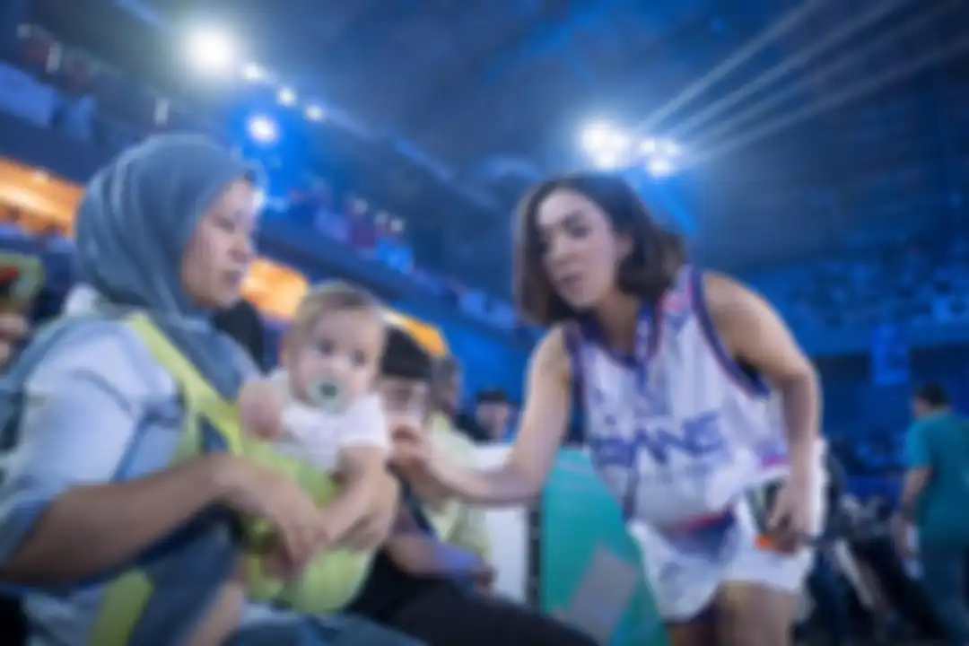 Inilah 4 foto estetik Gisel saat ikut main bola basket. Netizen malah usil mengomentari foto slide terakhir. Pacar baru ya?