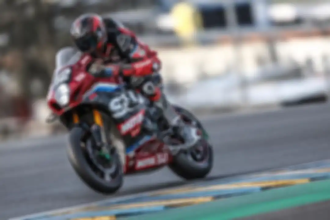 Aksi Sylvain Guintoli pada balap ketahanan FIM EWC di atas motor SUzuki GSX-R1000