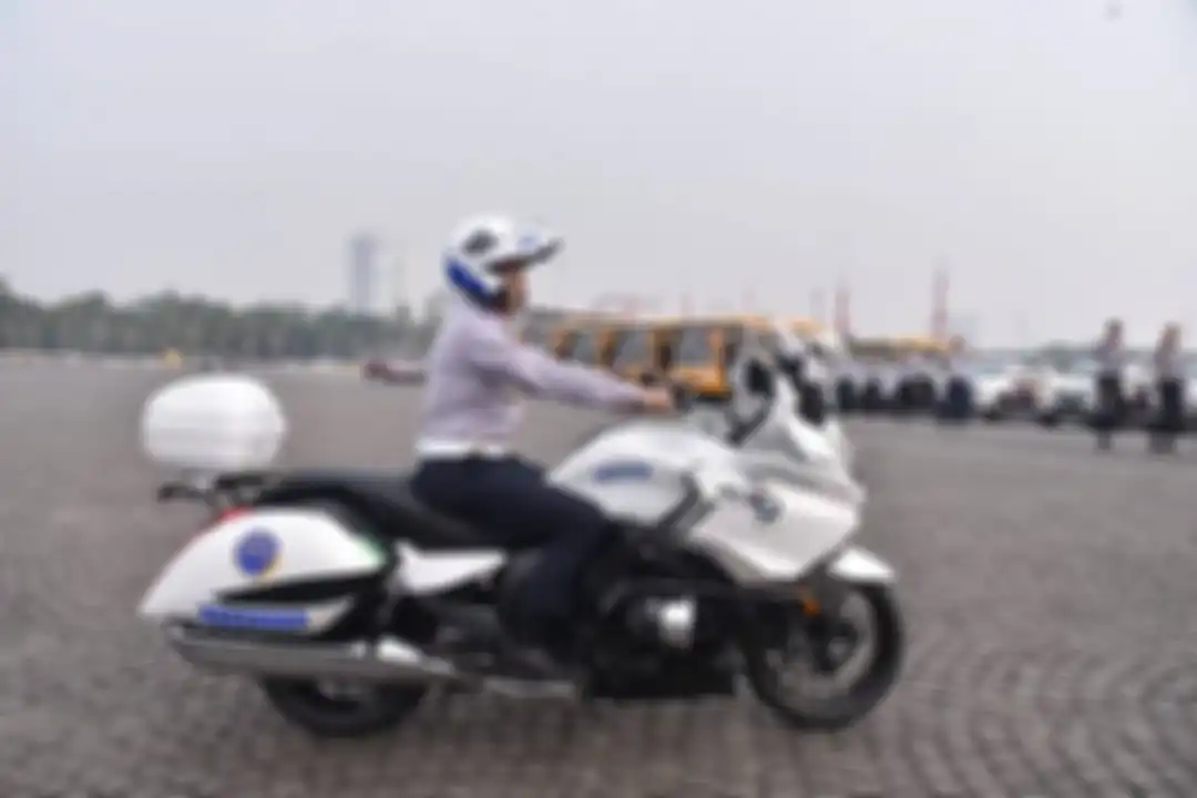 Foto tahun 2018 silam saat Anies Baswedan menjajal moge dishub di Monas.