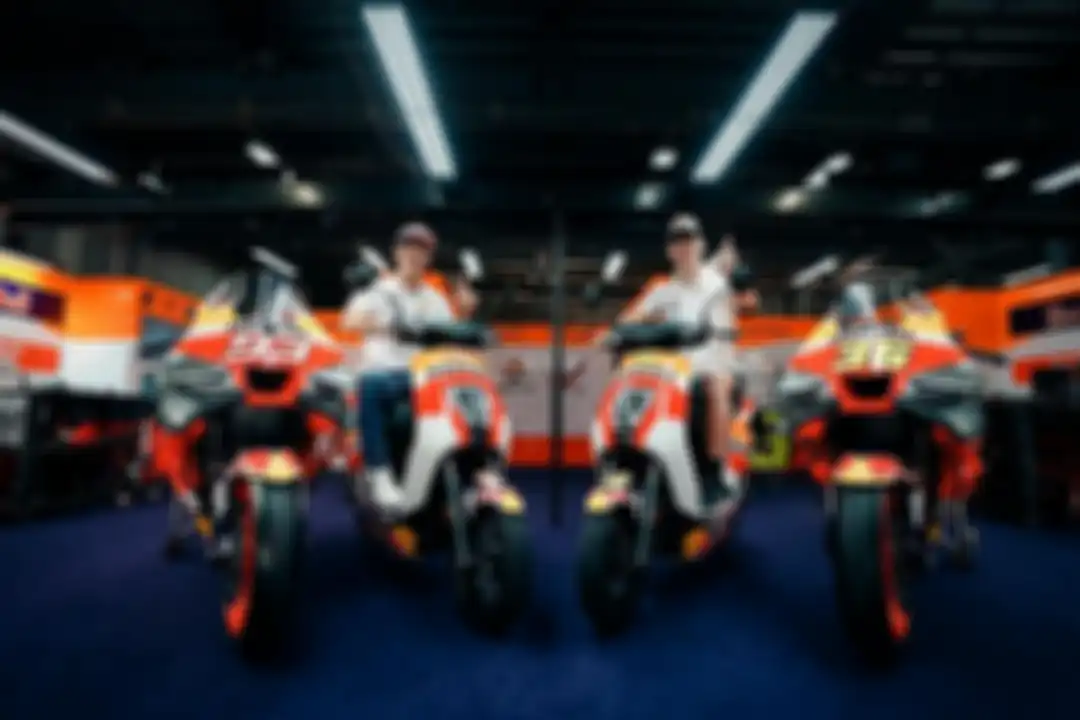Marc Marquez dan Joan Mir bergaya di atas Honda EM1 E untuk MotoGP Jepang 2023. 