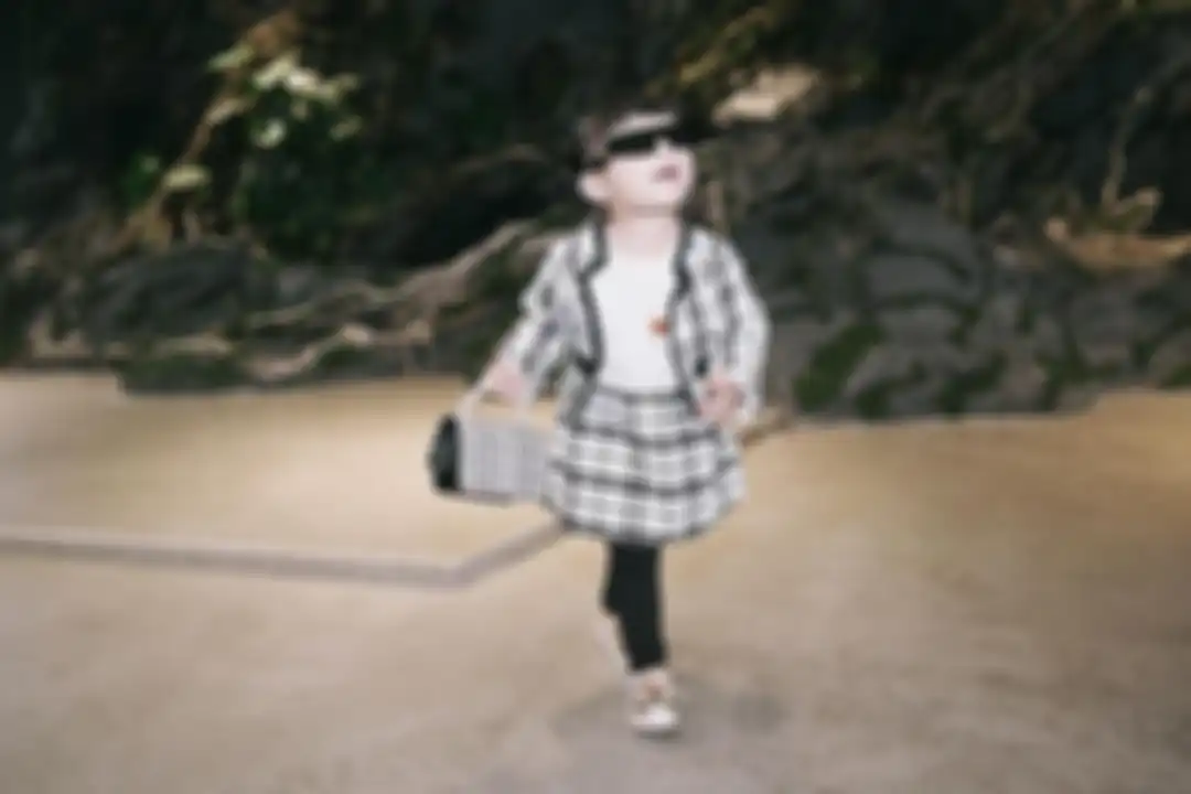 Menariknya, Ameena terlihat menenteng tas kecil yang terkesan mewah dengan harganya yang tidak terduga.