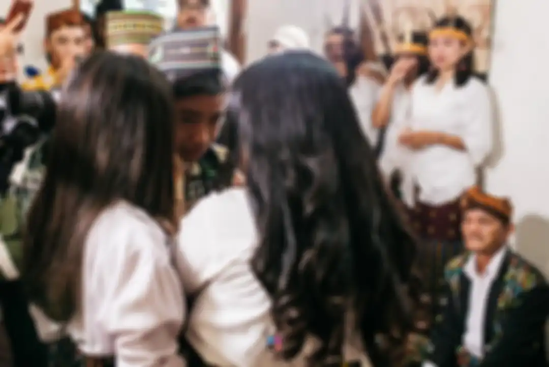 Betrand berpelukan dengan ibu kandungnya