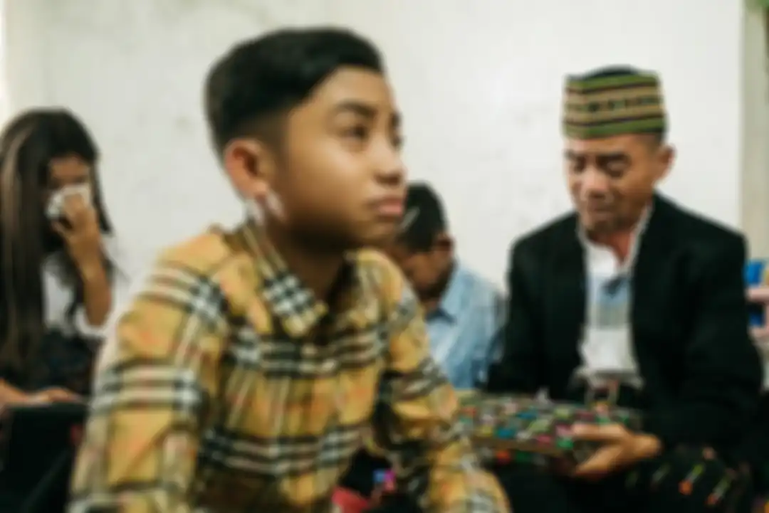 Ayah Betrand mengikat roh keluarga Peto dalam sebuah kain