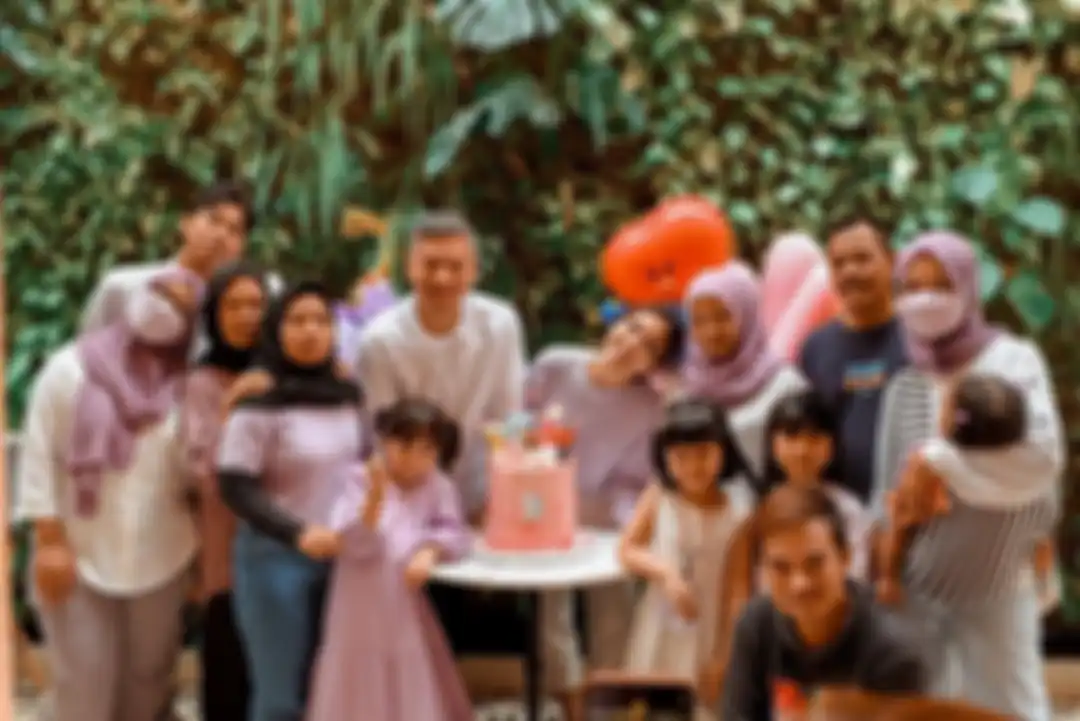 Foto keluarga inti Gisel yang bersatu di pesta ulang tahun gempi sudah bikin bahagia. Apa alasan Gisel enggan diantar sekolah sang ayah?