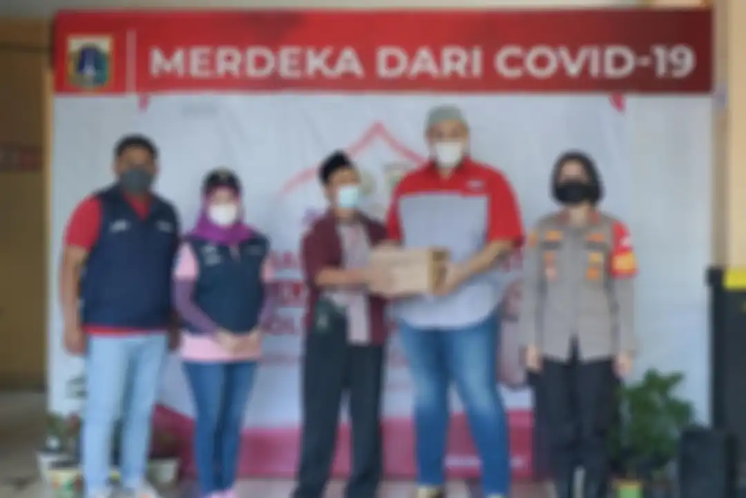 Ivan Gunawan sudah pamer foto bareng peserta vaksi booster. Ini alasan polisi maklumi sang desainer tak bis akembalikan Rp 168 juta.