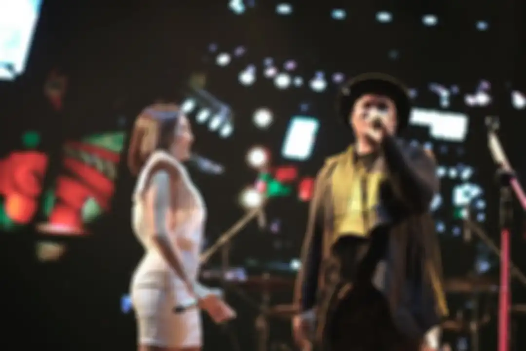 Ini 6 foto Gisella Anastasia atau Gisel saat menyanyi bareng grup lawas Last Child di festival musik. Begini Gisel mulai dikenal.