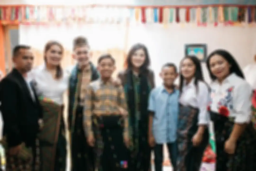 Tampilan Sawendah bersama keluarga Betrand Peto