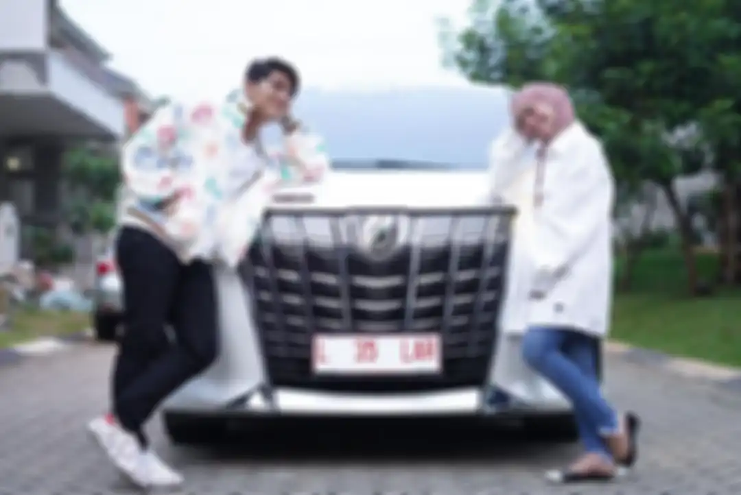 Rizky Billar dan Lesty Kejora mendapat hadiah Toyota Alphard sebelum lamaran