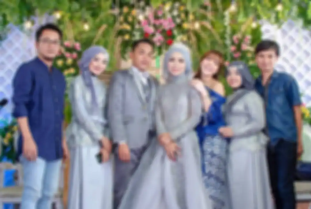 Selayaknya keluarga, ibunda Gempi tanpa ragu memeluk erat hingga bercengkrama dengan Koneng. Foto Gisel di resepsi bikin netizen bertanya.