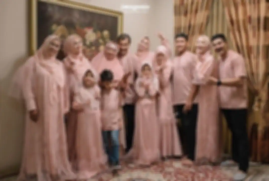 Citra Kirana dan keluarga ompak dalam balutan busana berwarna pink. 