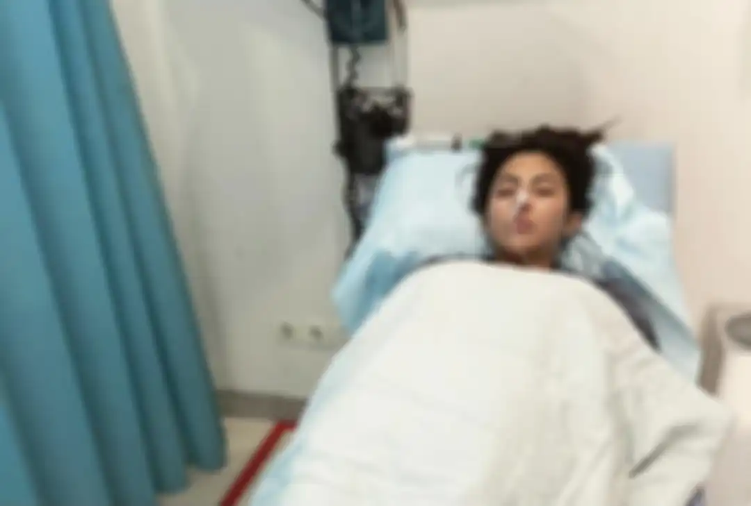 Ayu Aulia sempat dikabarkan menjalin asmara dengan Zikri Daulay. Sebelum coba bunuh diri, Ayu menulis surat buat keluarganya. 