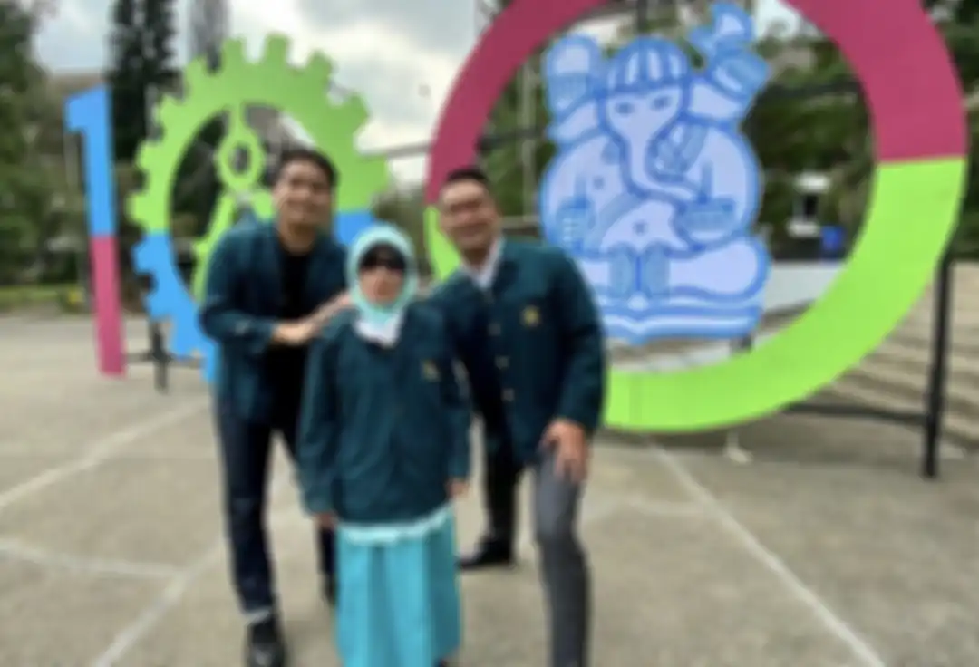 Eril menuliskan alasannya tergila-gila pada hobi berenang. Anak Ridwan Kamil ini mengunggah foto liburan bersama teman santrinya. 